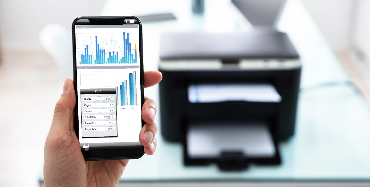 Grafik zeigt Statistik auf iPhone, die mit Drucker im Hintergrund gedruckt werden soll.