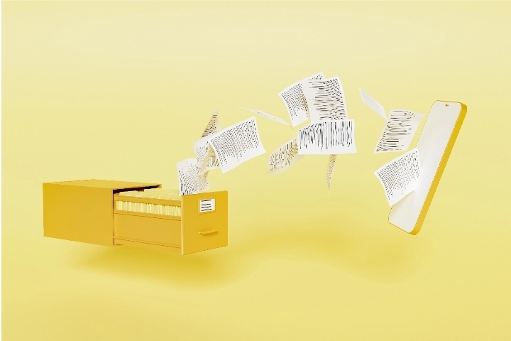 Varios documentos en papel salen volando de un archivador y se digitalizan mediante OCR en un teléfono celular.