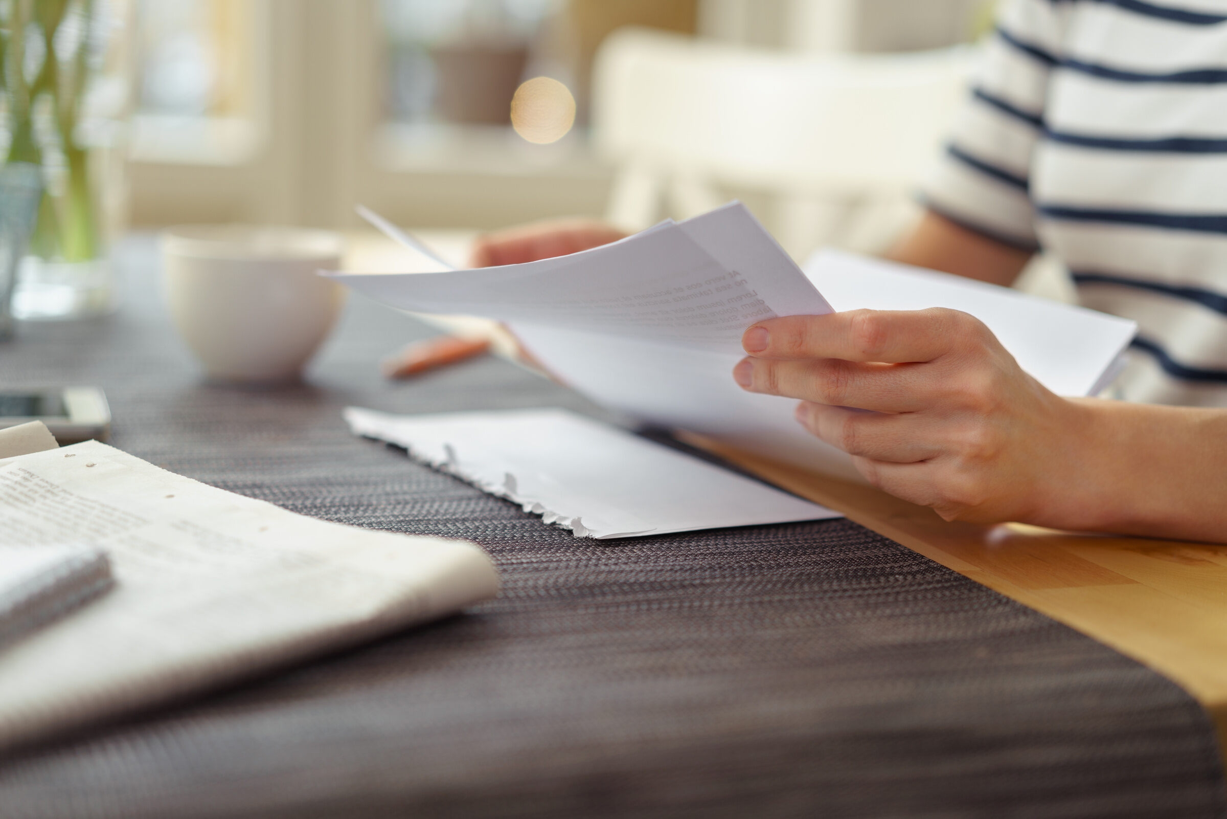 Un candidat relit sa lettre de motivation