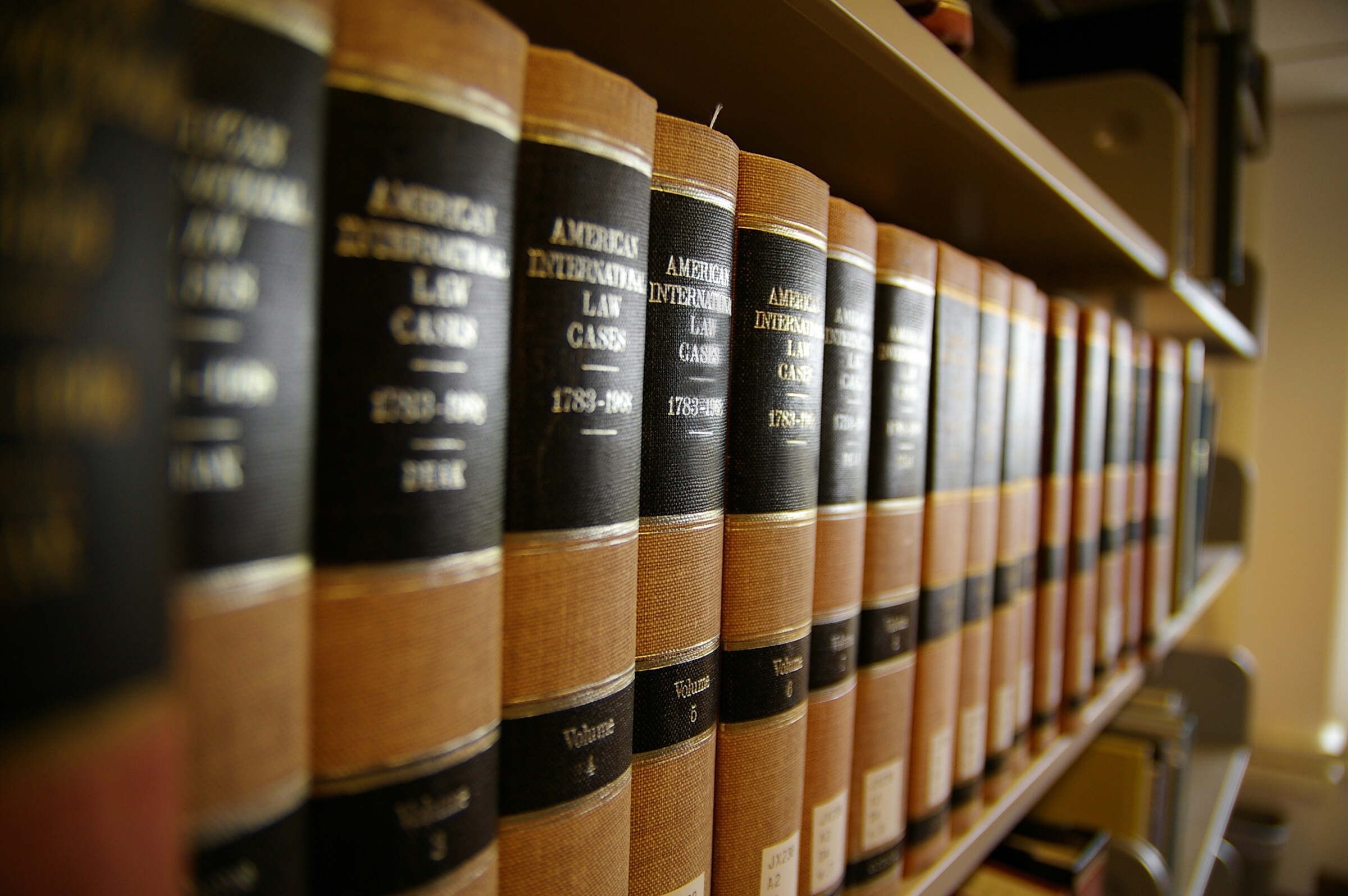 Livres de droit alignés sur une étagère