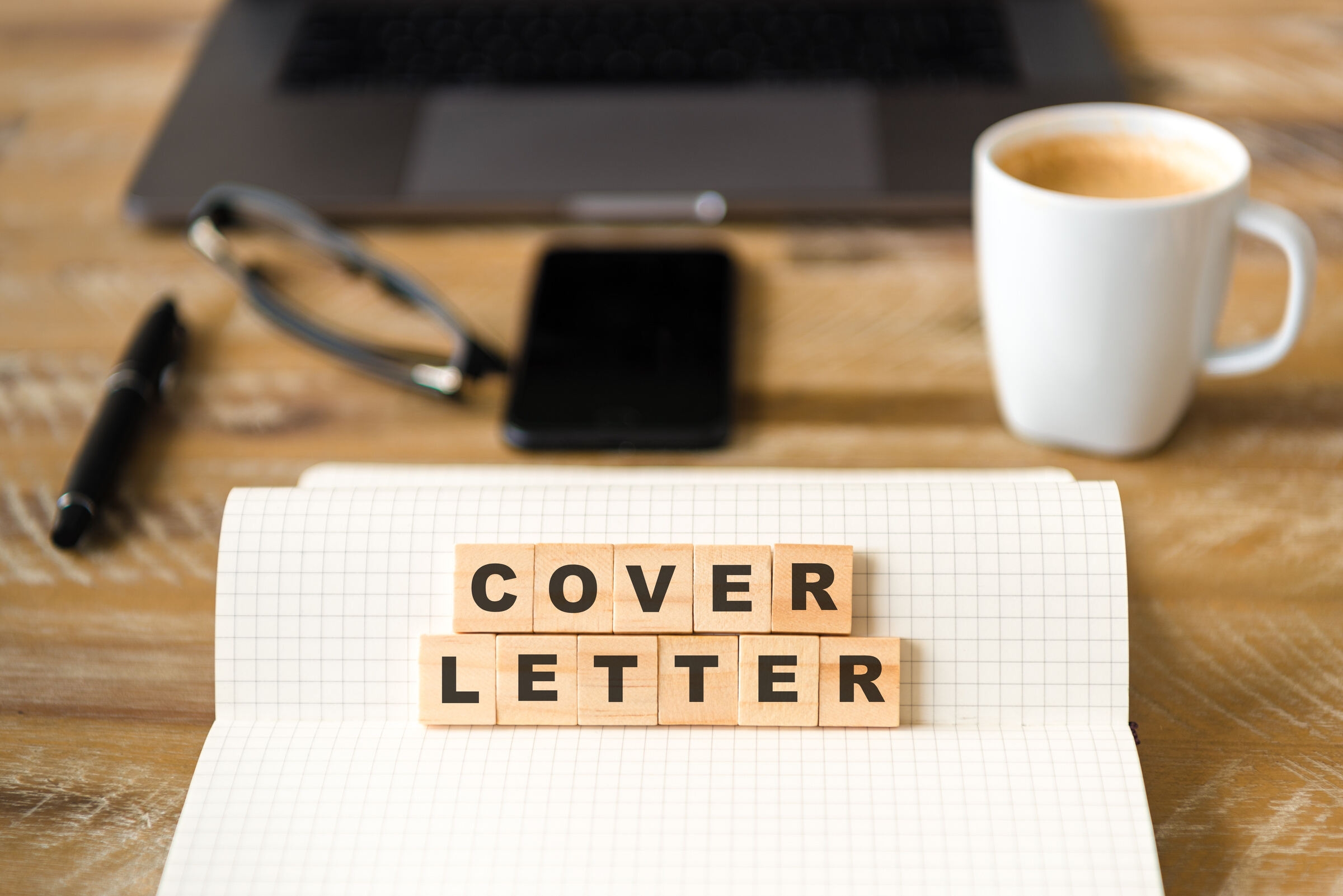 Lettre de motivation en anglais sur un bureau