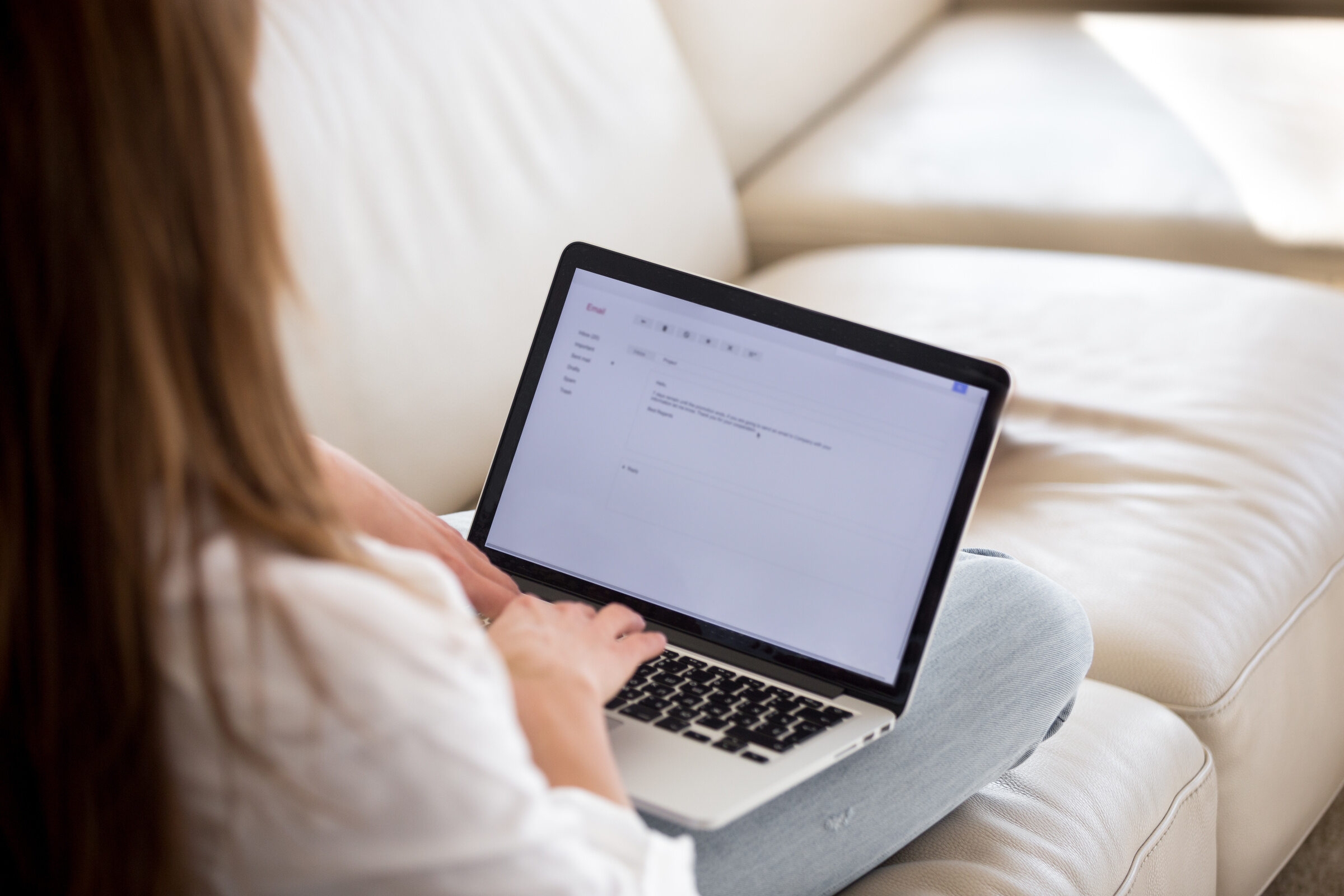 Une jeune femme envoie sa lettre de motivation en anglais