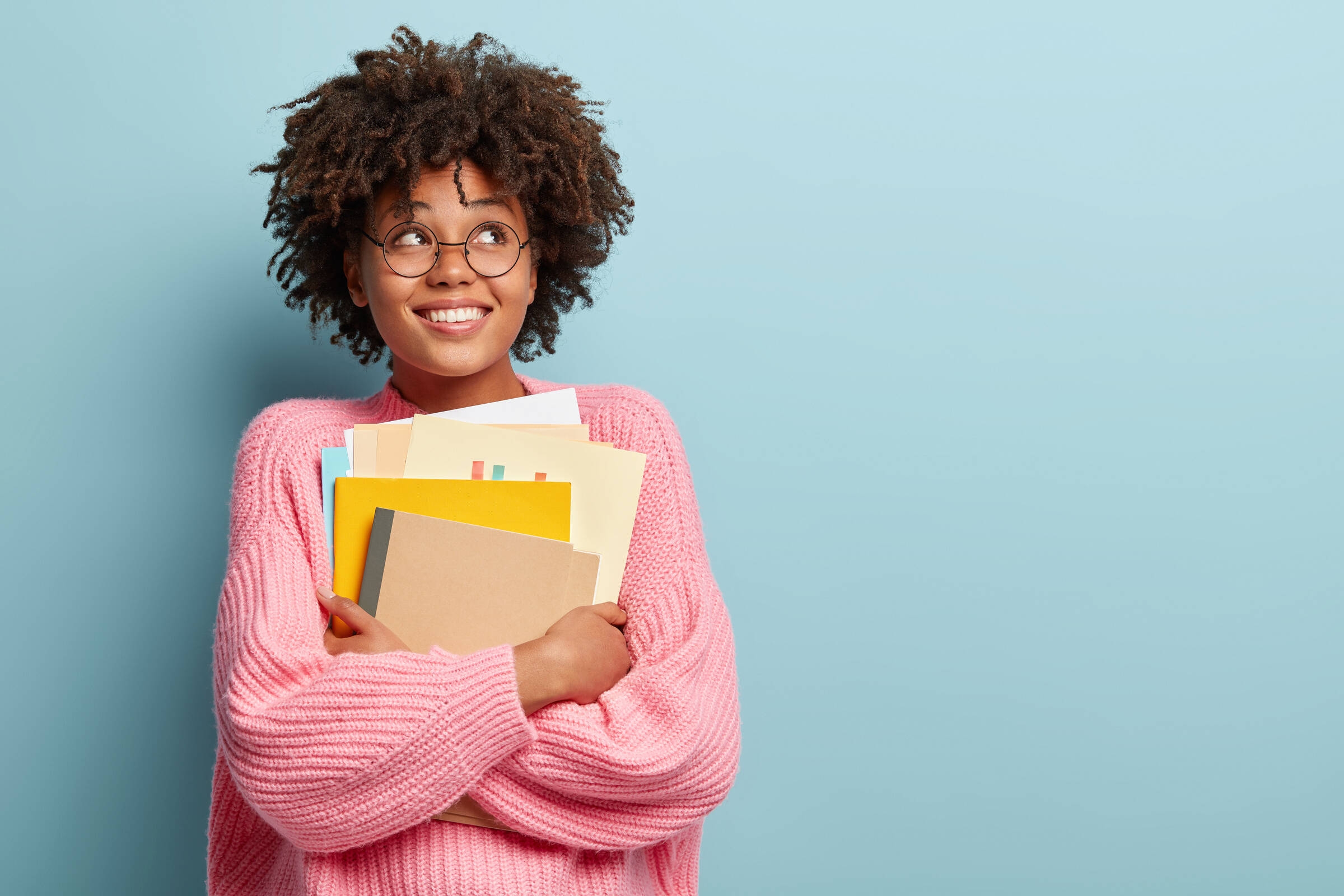 Jeune fille réfléchissant à ses expériences pour sa lettre de motivation LEA