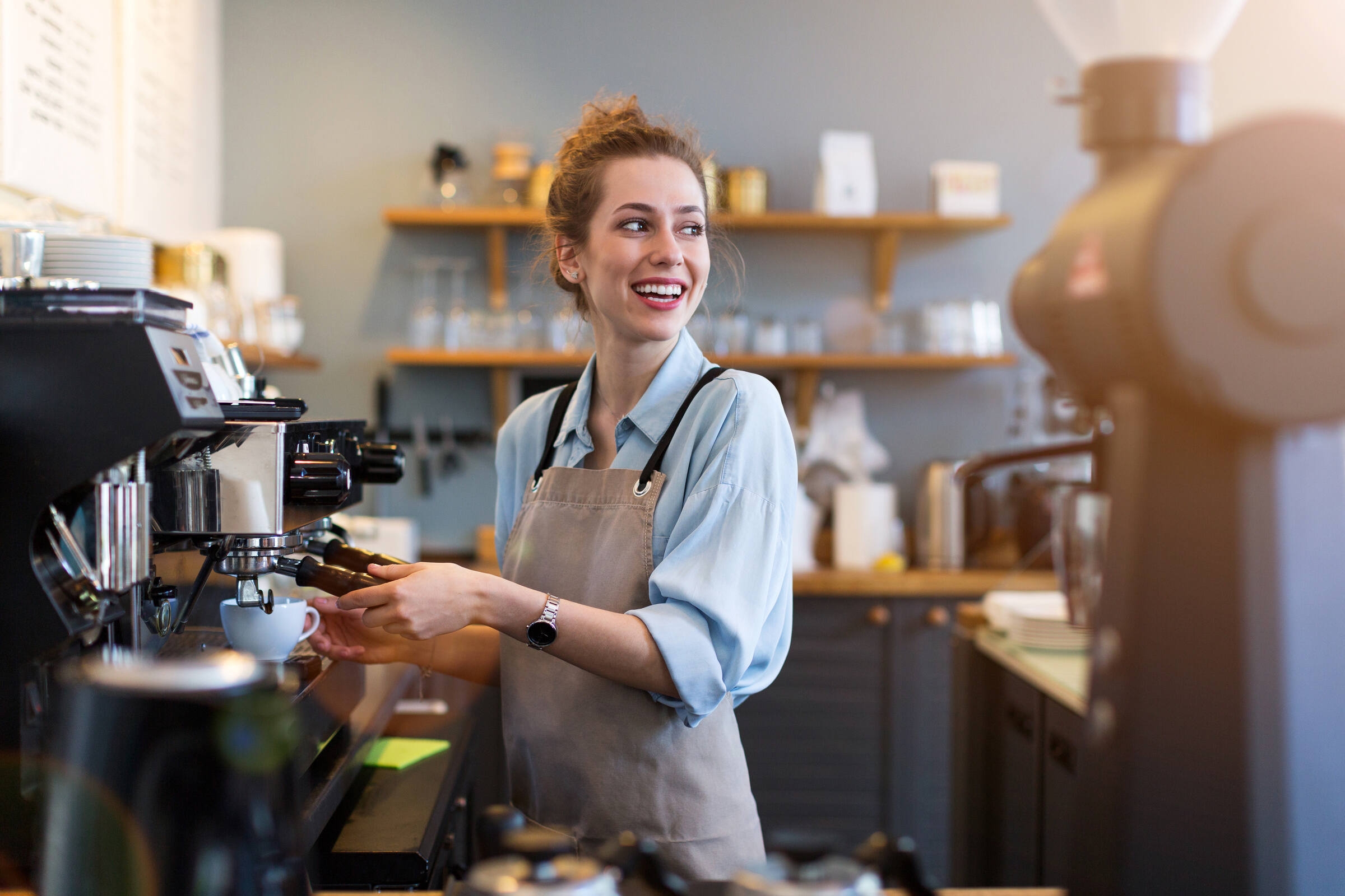 Cette jeune femme a décroché un emploi grâce à sa lettre de motivation pour un job d’été.