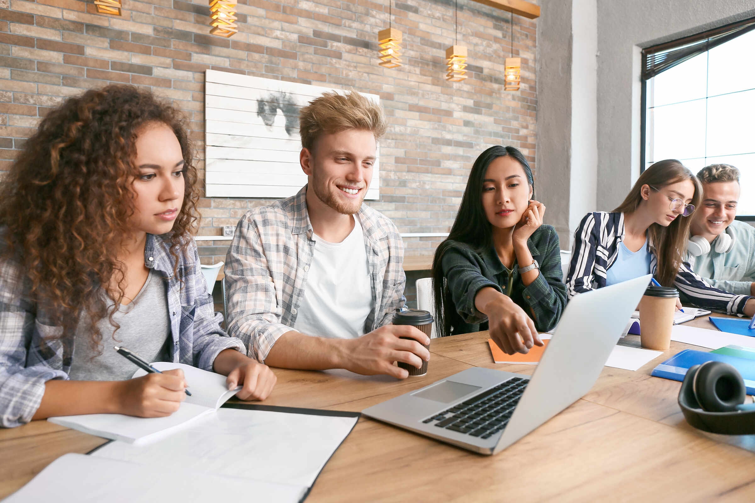 Groupe d’étudiants effectuant des recherches pour leurs lettres de motivation LEA
