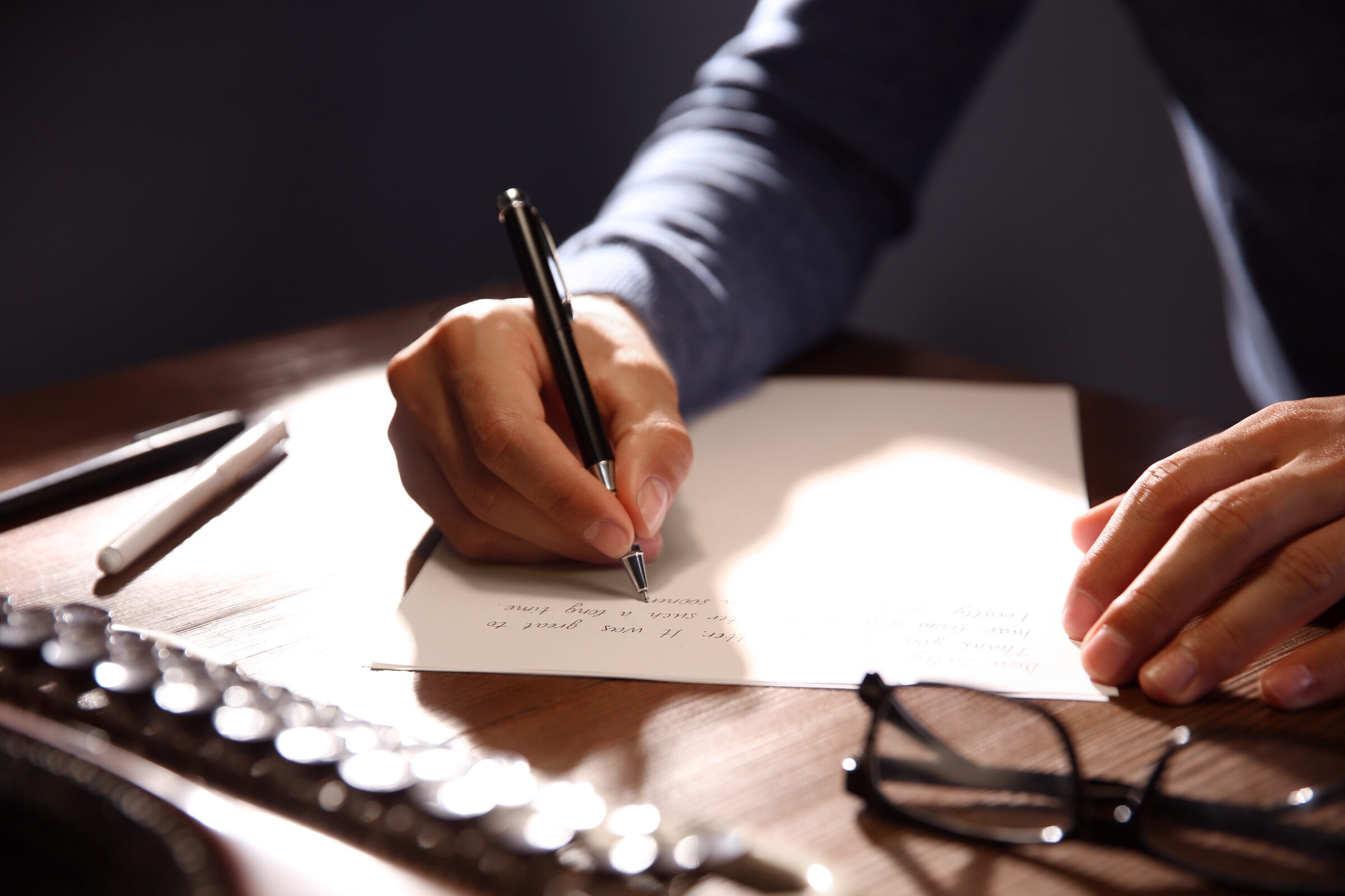 Un étudiant rédige une lettre de motivation LEA