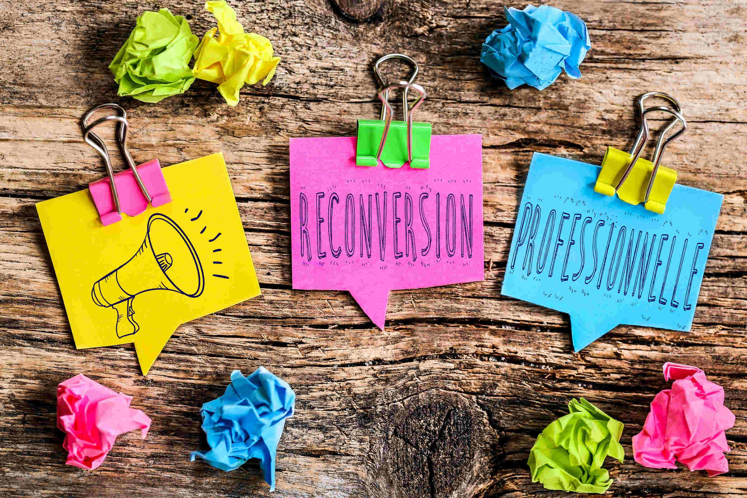 Prise de notes pour préparer la lettre de motivation pour reconversion professionnelle