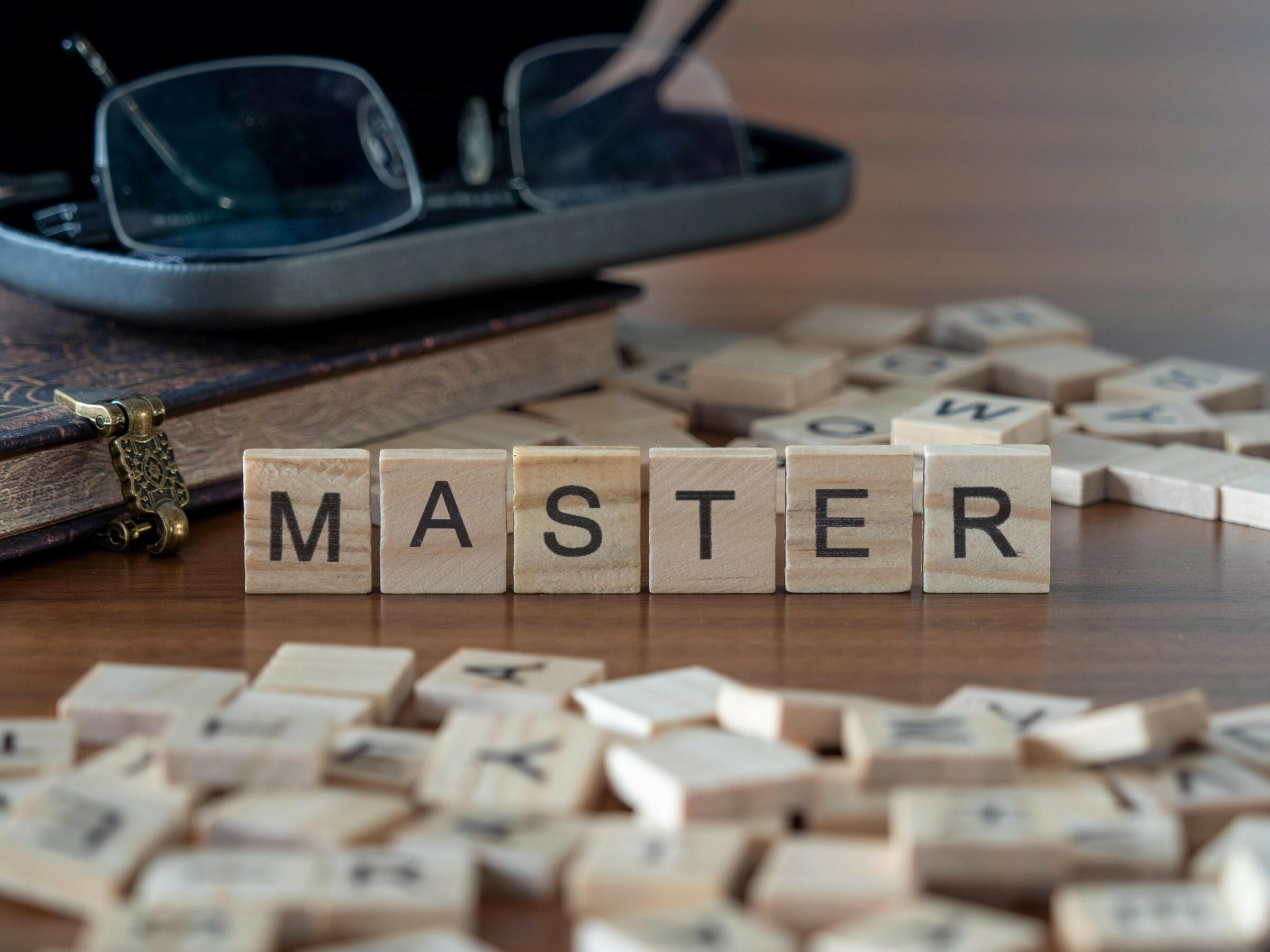 des pièces de Scrabble forment le mot Master