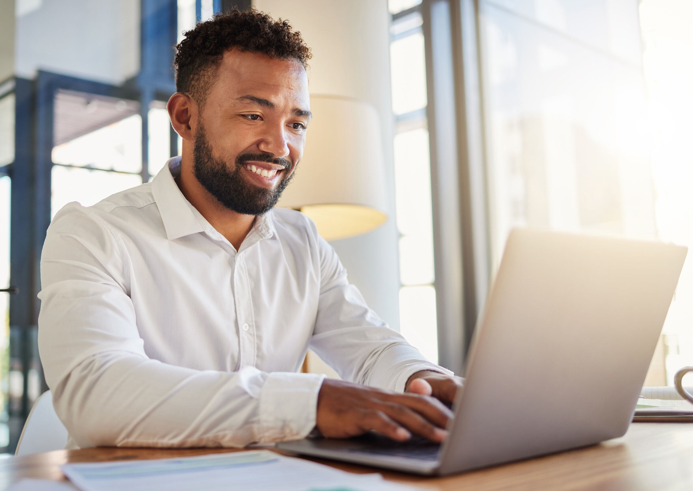 un homme rédige sa lettre de motivation pour Master Management