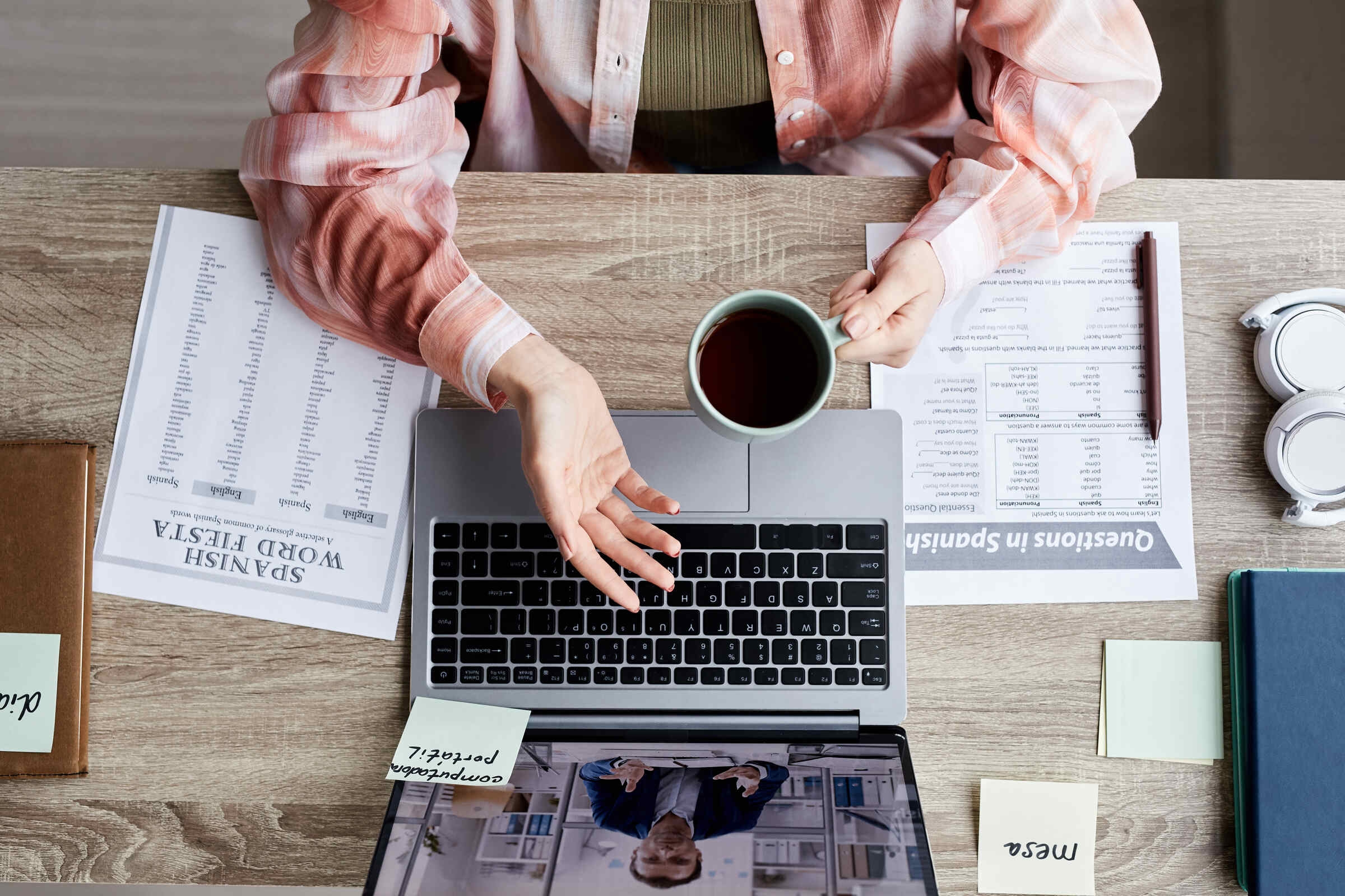 Une personne apprend à parler espagnol depuis son bureau