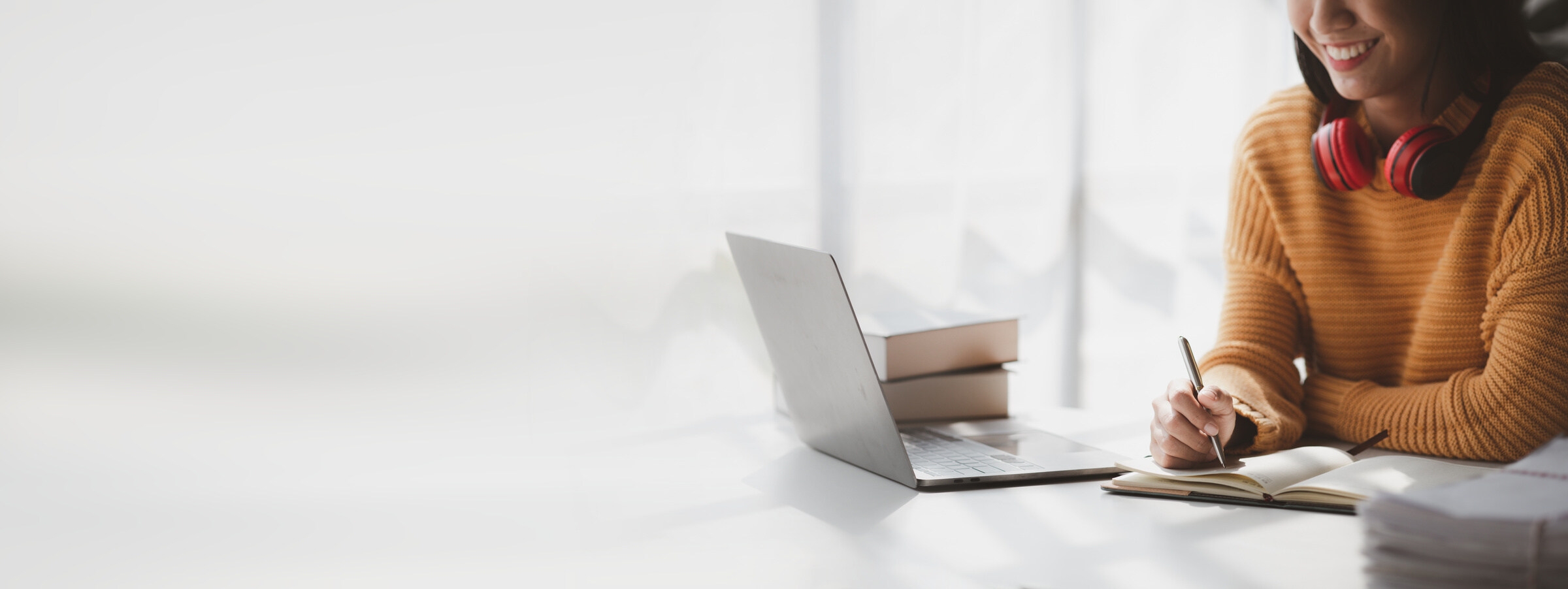 Une femme rédige sa lettre de motivation pour master MEEF