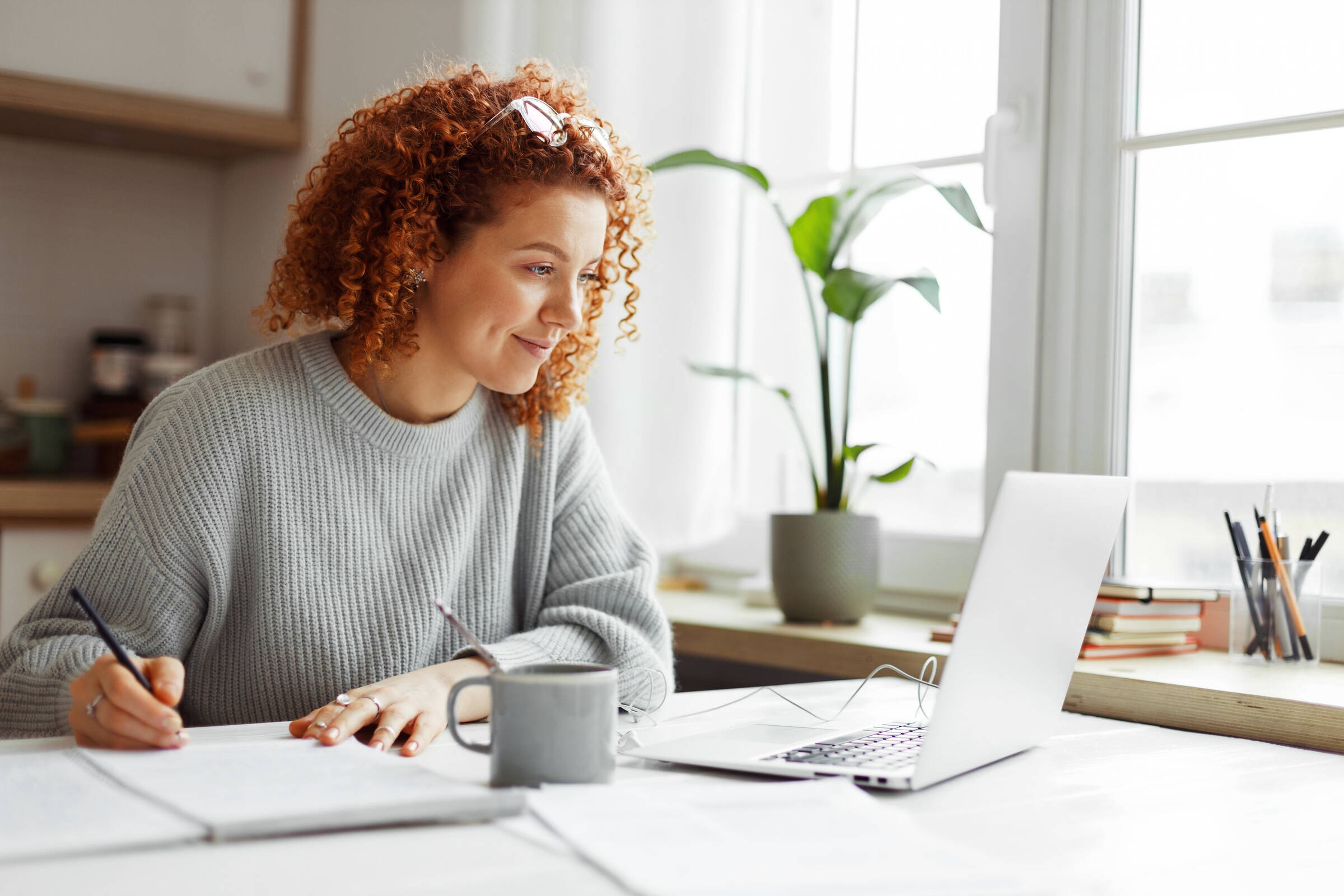 Jeune fille effectuant des recherches pour sa lettre de motivation 