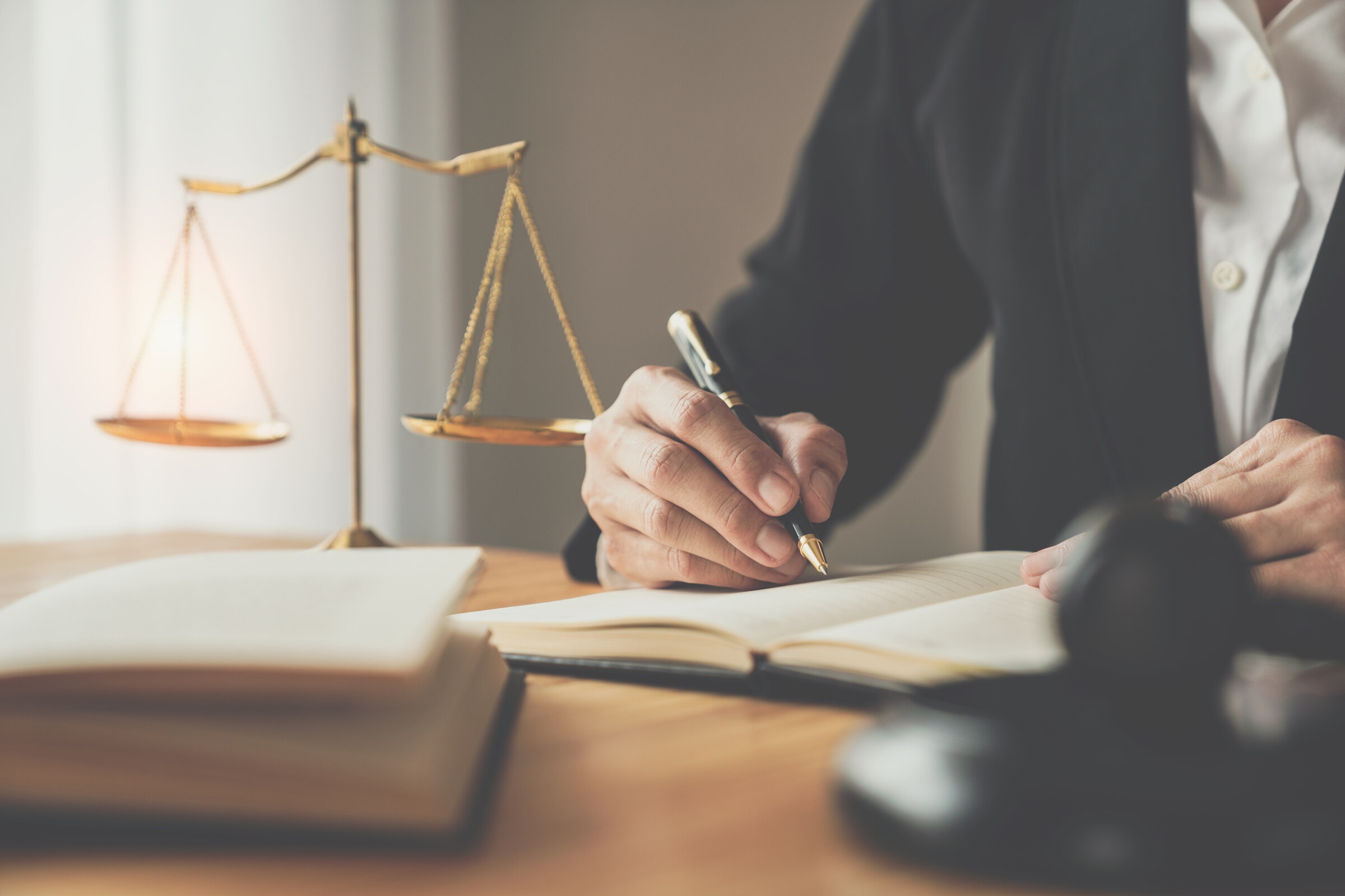 un avocat écrit sur un carnet