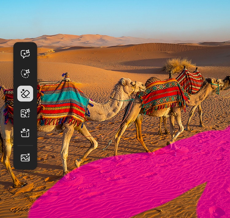 En la foto de camellos que caminan por el desierto, las huellas del primer plano están resaltadas para eliminarlas con el pincel en Firefly