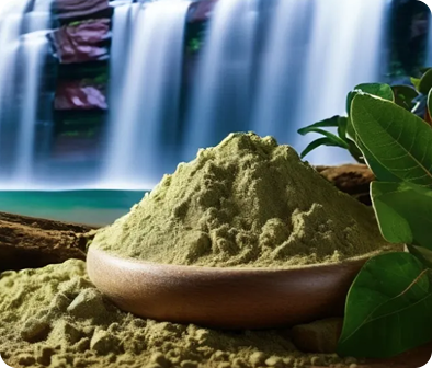 Produktový snímek se zeleným práškem matcha na pozadí vygenerovaném AI s vodopádem a květinami.