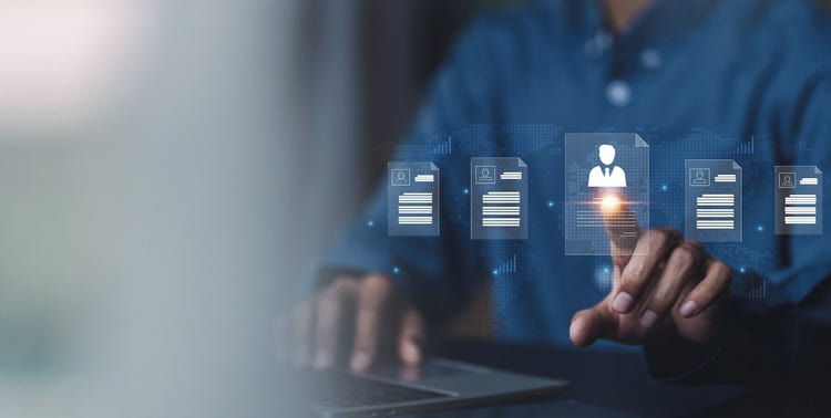 Grafik_ Mann klickt auf virtuelle VCF-Datei mit Kontaktinformationen einer Person.