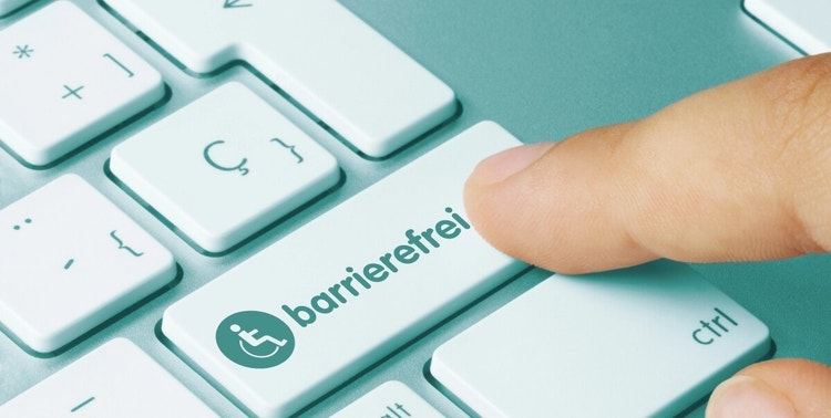 Foto einer Computertastatur, auf einer Taste steht „barrierefrei“.