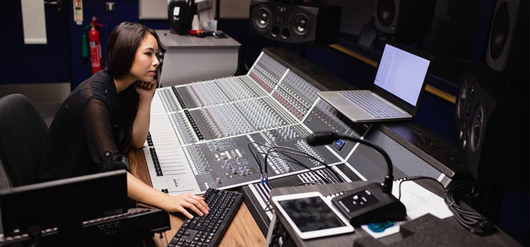 Musikproduktion in einem Aufnahmestudio