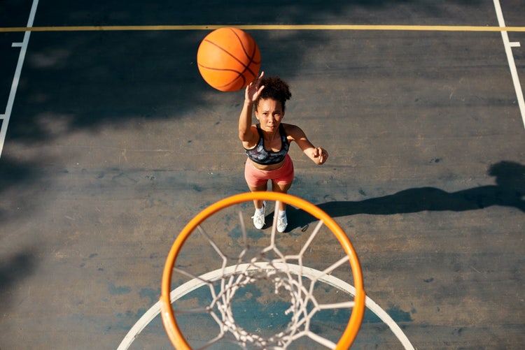 https://www.adobe.com/de/creativecloud/video/discover/what-is-a-high-angle-shot.html | High Angle Shots: Definition, Grundlagen und kreative Tipps.