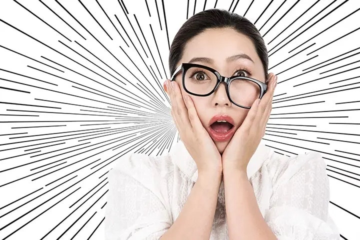 Person mit Brille, die überrascht in die Kamera schaut, die Hände an die Wangen gelegt. Der Hintergrund ist mit dynamischen, strahlenförmigen Linien gestaltet, die einen dramatischen Effekt erzeugen.