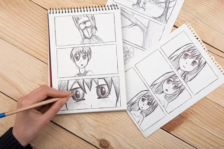 Hand zeichnet Manga-Panels in einem Skizzenbuch auf einem Holztisch, umgeben von weiteren Skizzenblättern mit ähnlichen Zeichnungen.