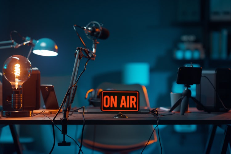 Podcast-Equipment auf einem Schreibtisch.