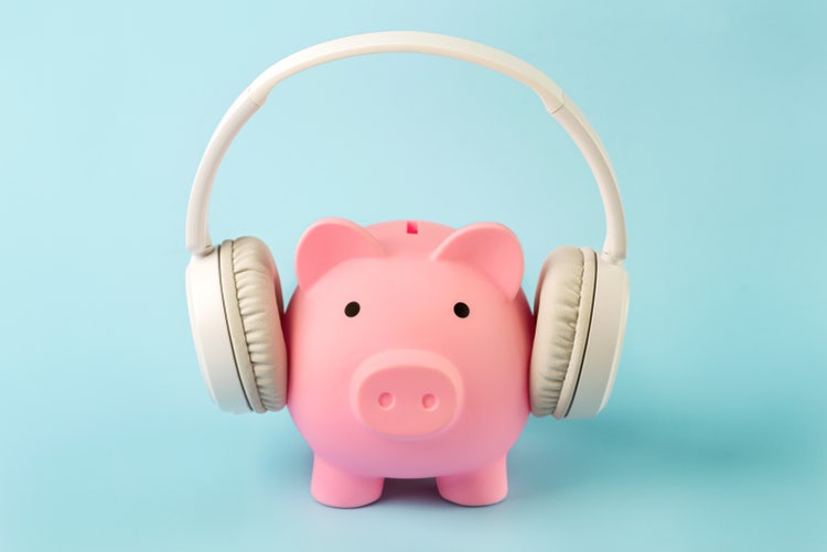 Ein Sparschwein mit Kopfhörern zur Illustration von Verdienstmöglichkeit-en mit einem Podcast.