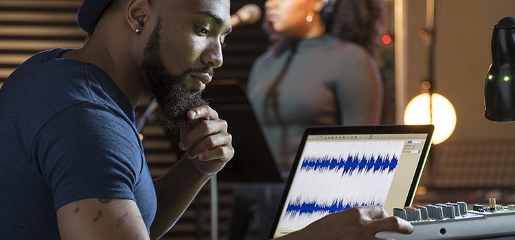 https://main--da-cc--adobecom.aem.page/de/creativecloud/video/discover/sound-equalizer | Audioingenieur bearbeitet Tonaufnahmen an einem Mischpult in einem Aufnahmestudio.