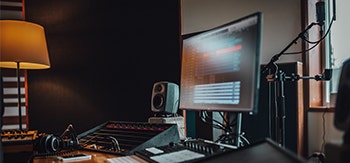 https://main--da-cc--adobecom.aem.page/de/creativecloud/audio/discover/home-recording-studio | Moderner Arbeitsplatz für Musikproduktion mit Computermonitoren, Studiolautsprechern und Audioequipment.
