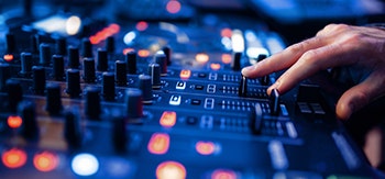 https://main--da-cc--adobecom.aem.page/de/creativecloud/audio/discover/how-to-mix-music | Nahaufnahme einer Hand, die Regler an einem digitalen Audio-Mischpult bedient.