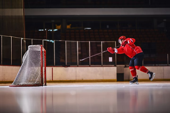 Geschnürte graue Sportschuhe