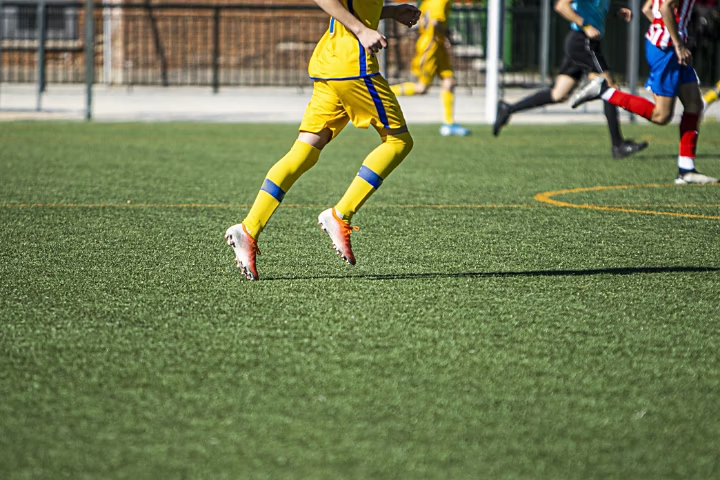 Geschnürte graue Sportschuhe