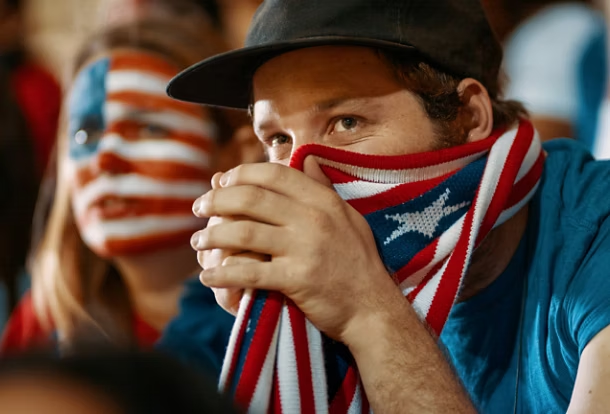 Kameramann filmt Zweikampf bei Fußballspiel