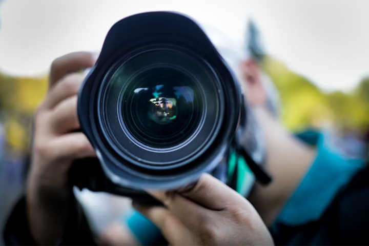 Geschnürte graue Sportschuhe