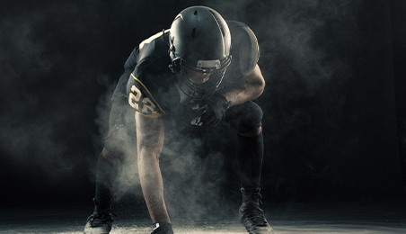 Kameramann filmt Zweikampf bei Fußballspiel