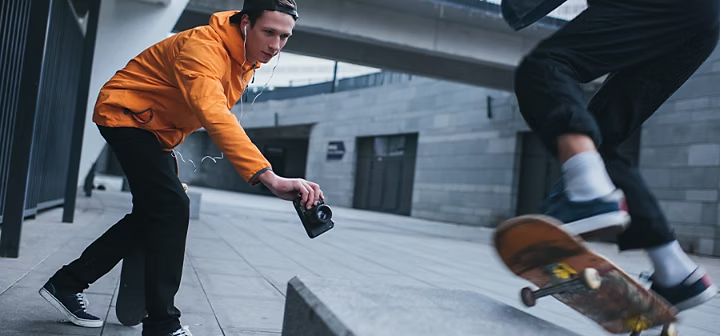 Geschnürte graue Sportschuhe