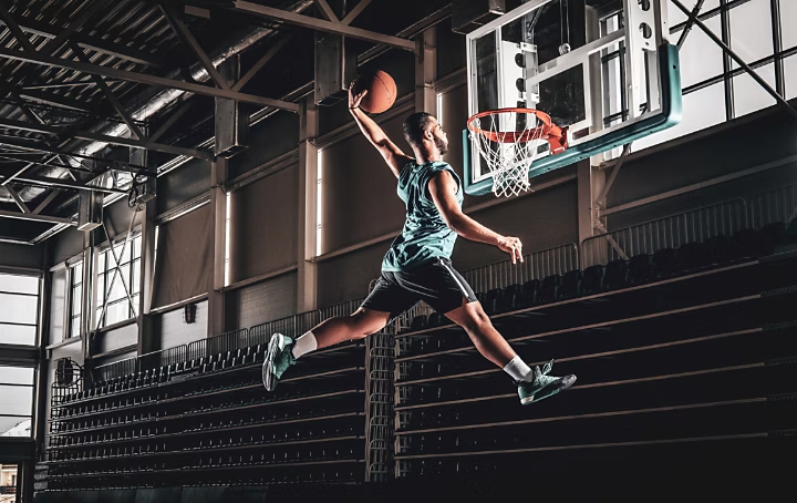 Geschnürte graue Sportschuhe