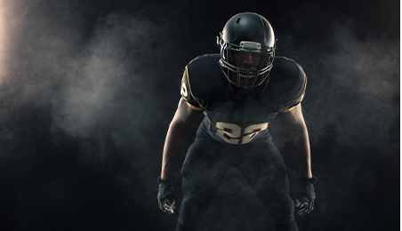 Mann filmt Fußballspiel