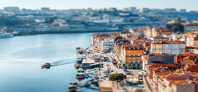 Ein Tilt-Shift-Foto von Gebäuden entlang einer Uferpromenade