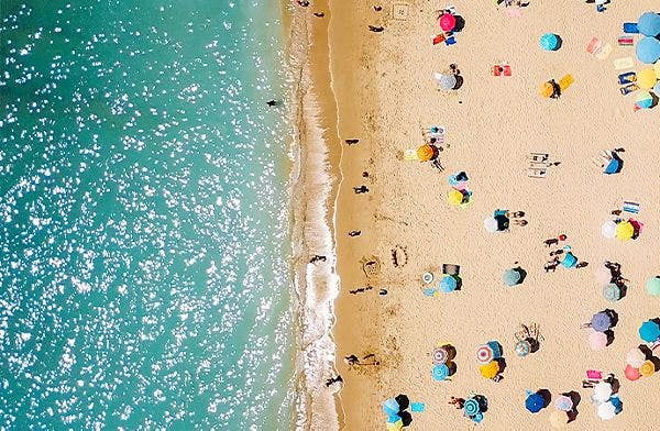 Ausgewogene Luftaufnahme von Meer und Strand