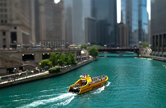 Ein Boot auf einem Fluss, das durch eine Stadtlandschaft fährt