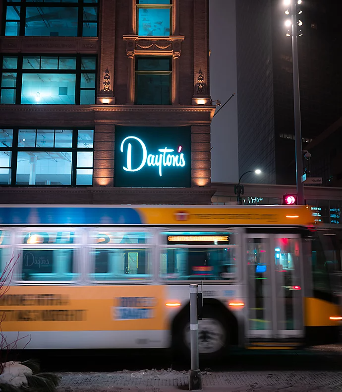 Foto eines in die Aufnahme einfahrenden Busses mit Bewegungsunschärfe