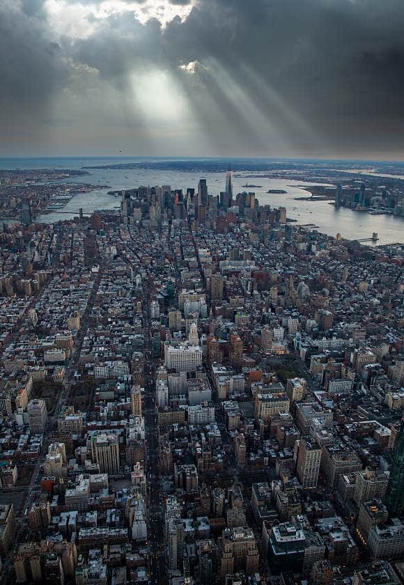 Lichtstrahlen, die sich durch dichte Wolken kämpfen&nbsp;– eine Vogelperspektive auf Manhattan
