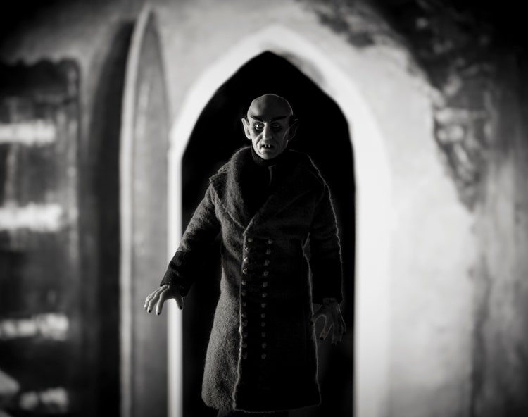 Mit Mego-Aktionfigur nachgestellte Szene aus dem Film Nosferatu von 1922