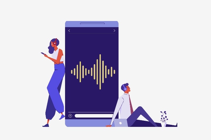 Mann und Frau hören Musik auf Smartphone und Laptop.