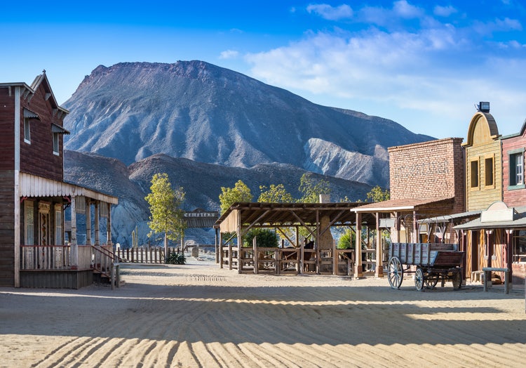 Totale auf die Western-Kulisse einer Stadt im Mini-Hollywood in Tabernas, Spanien