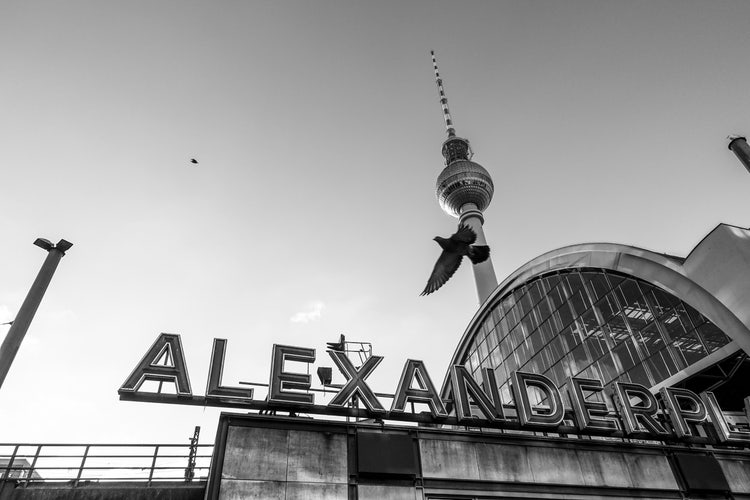 Fernsehturm am Alexanderplatz im Low Angle Shot