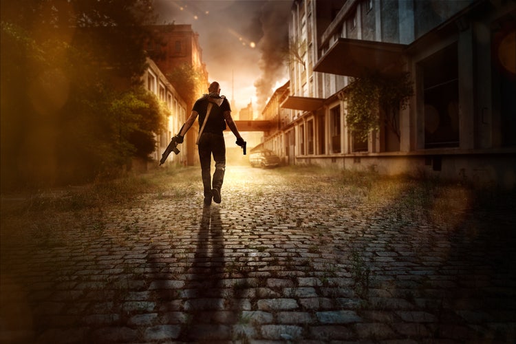 Bewaffneter Actionheld auf einer Straße