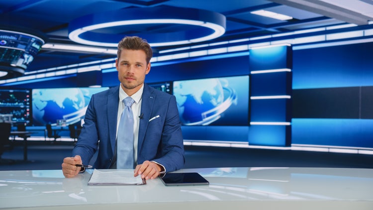 TV-Nachrichtensprecher bei der Arbeit im Studio