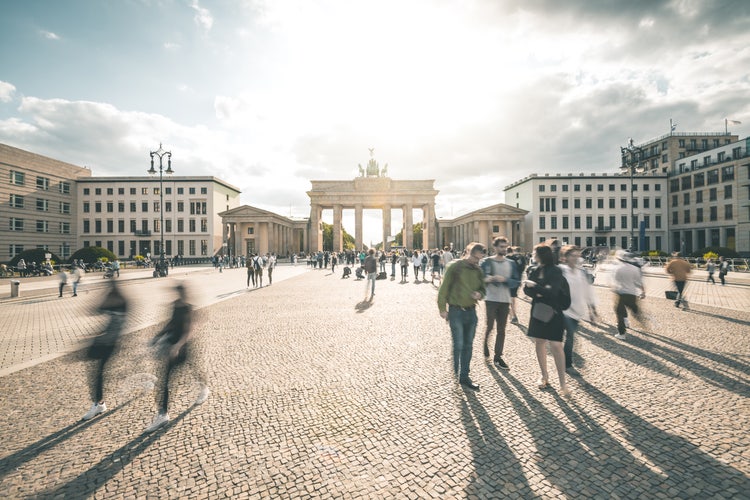 Menschen auf dem Pariser Platz in Berlin mit Blick auf das Brandenburger Tor